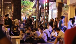 Người Sài Gòn thức trắng đêm, ôm con chờ  tiêm vắc xin